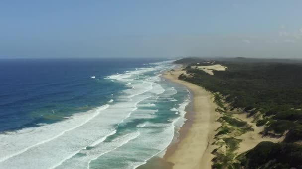 Vue aérienne plage de sable avec des vagues sans personnes. — Video