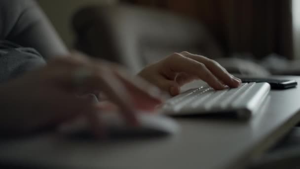 Mãos masculinas digitando no teclado . — Vídeo de Stock