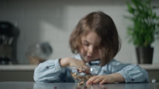 Малышка ест мюсли на завтрак. — стоковое видео