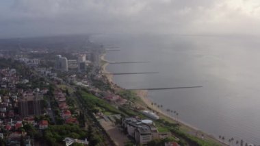 Hava görüntüsü Maputo Mozambik. Gökdelenleri olan şehir manzarası