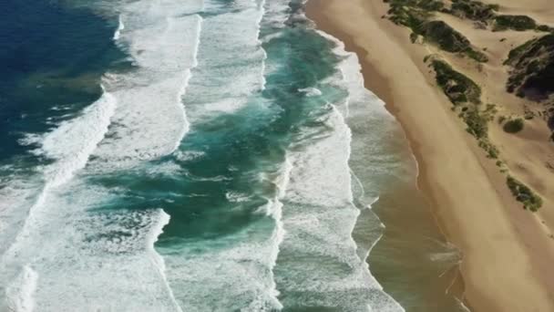 Okyanus dalgalarının havadan görünüşü. Güzel doğa. — Stok video
