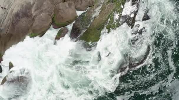 공중에서 본 바 다 물결 이 바위투성이 해안을 씻어 주는 추상적 인 영상. — 비디오