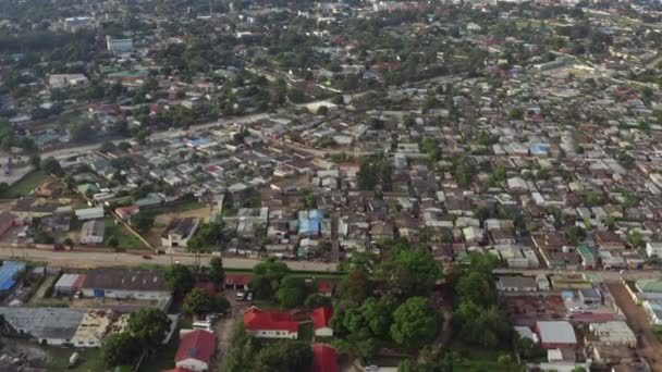 Luchtfoto Lusaka Zambia. Architectuur van arme gebieden in Afrika — Stockvideo