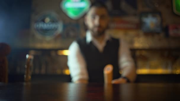 Bartendern lägger ett glas öl på baren.. — Stockvideo