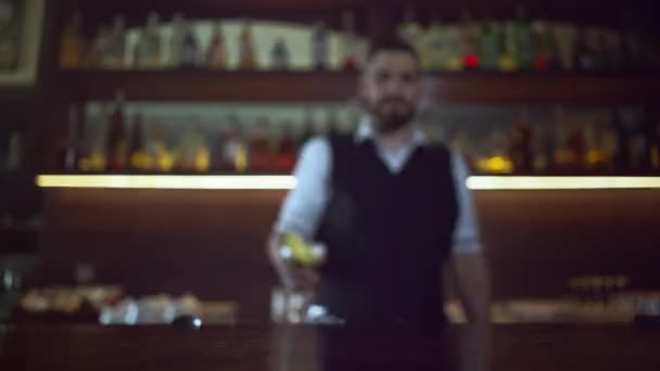 Barman přinesl návštěvníkovi koktejl pina colada. — Stock video