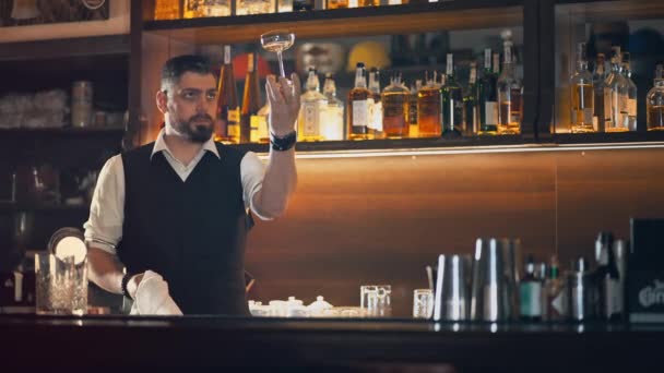 O barman limpa o vidro atrás da barra. — Vídeo de Stock