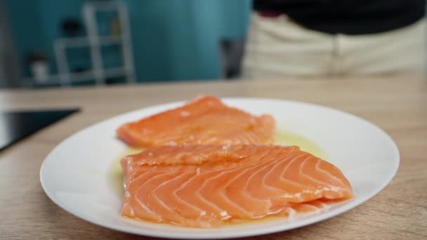 Zalmbiefstuk koken. Het proces van het zouten van vis op de keukentafel — Stockvideo