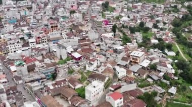 Guatemala hava manzaralı. Dağlarda evleri ve caddeleri olan küçük bir kasaba..