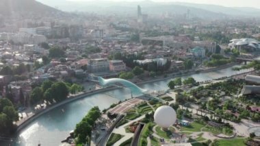 Tiflis Georgia. Şehrin havadan görünüşü, Kypa nehri ve Barış Köprüsü.