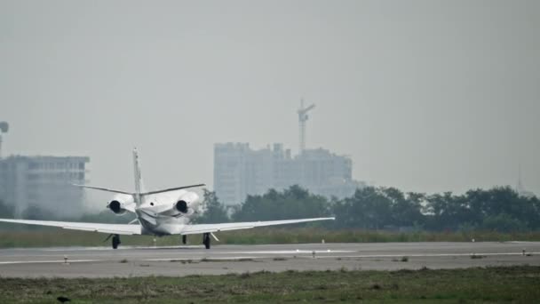Prywatny mały samolot startuje z pasa startowego. — Wideo stockowe