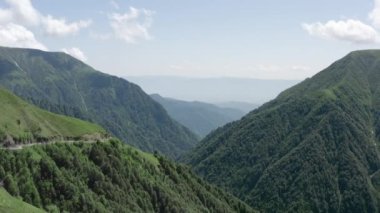 Hava manzaralı gün batımı veya bulutların üstündeki dağlarda gün doğumu