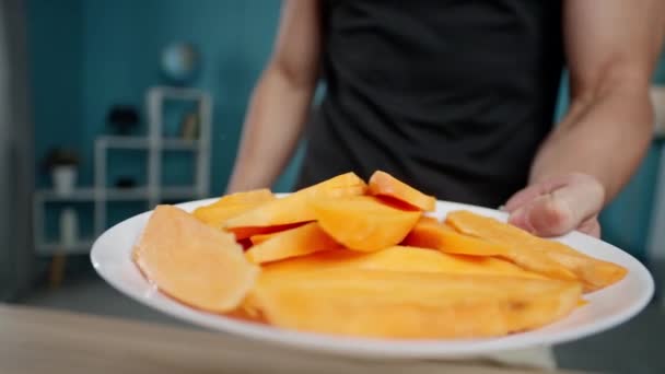 O processo de despejar batatas doces em uma panela de água fervente. — Vídeo de Stock