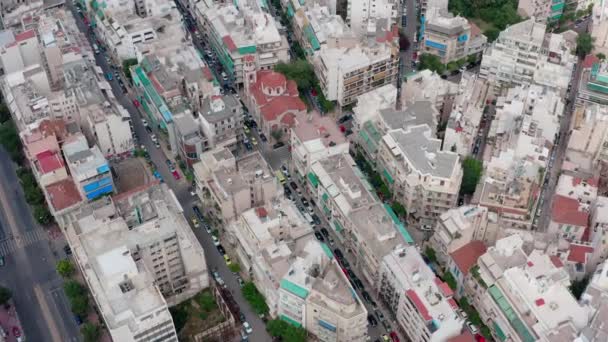 Vista superior desde un dron en las calles de la ciudad de Atenas en Grecia. — Vídeo de stock