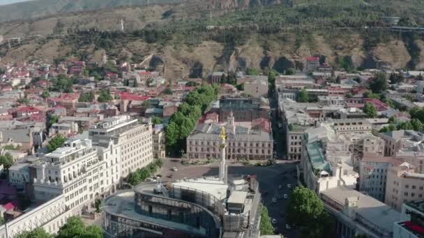 Colpo aereo a Tbilisi. Paesaggio urbano con un monumento al centro — Video Stock