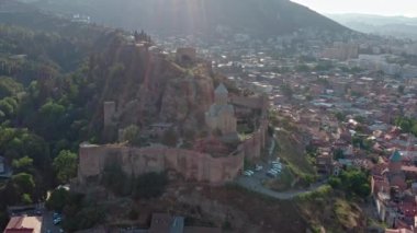 Tiflis Georgia şehir manzarasının hava görüntüsü.