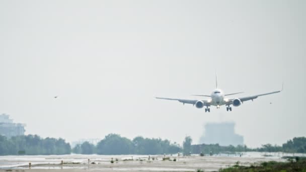 Медленное видео посадки самолета в аэропорту. — стоковое видео