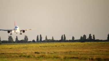 Bir yolcu uçağının inişi. Sahaya inmiş gibi görünüyor..