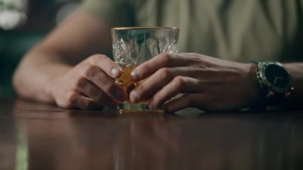 Detailní záběr sklenice whisky s ledem. — Stock video