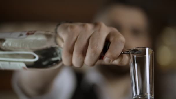 Ο μπάρμαν ρίχνει αλκοόλ σε ένα ποτήρι για το προσωπικό.. — Αρχείο Βίντεο