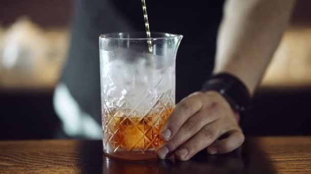 Movimiento radial suave de un primer plano de una preparación de bebidas en 4K. — Vídeos de Stock