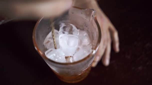 Detailní záběry míchaného koktejlu s barovou lžičkou. — Stock video
