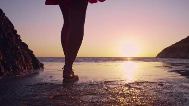 Flicka vid solnedgången vid havet på en brygga där det finns starka vågor — Stockvideo