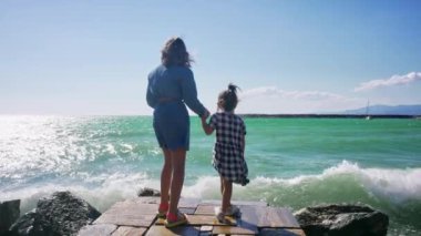 Güzel dalgalar kapladı iki küçük kızı.