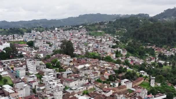 Luchtfoto Guatemala Chichicastenango. Huizen en straten in de bergen. — Stockvideo