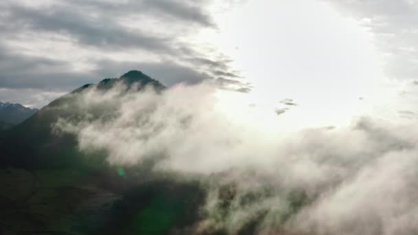 Letecký záběr krásné horské krajiny při východu slunce. — Stock video