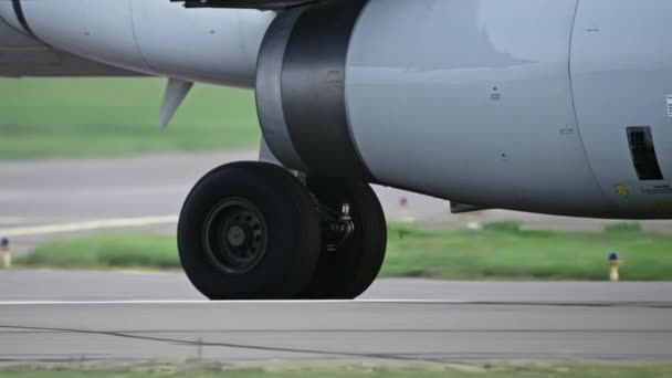 Close-up das rodas de um avião que viaja na pista. — Vídeo de Stock