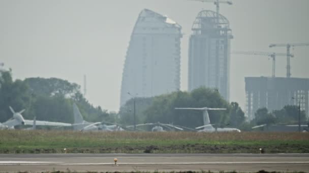 Vídeo en cámara lenta del aterrizaje del avión — Vídeo de stock