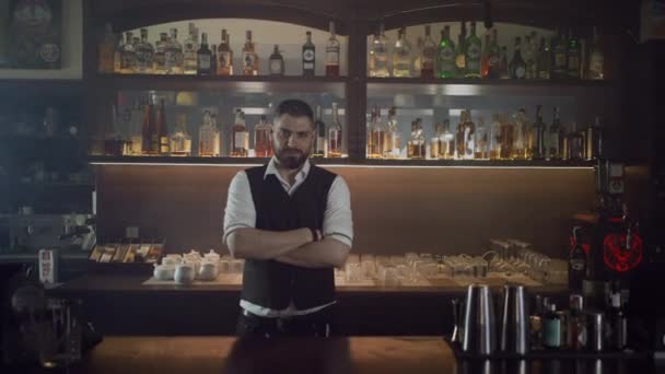 Профессия бармен, кавказский человек — стоковое видео