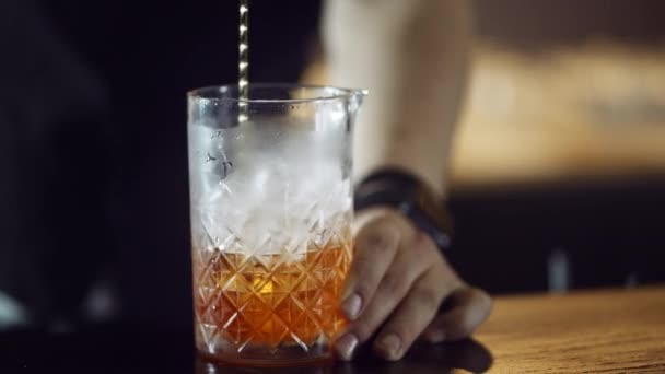 Bartender prepares a cocktail at the bar. pours grenadine into ice. — Stock Video