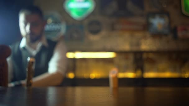 Barman kładzie kufel piwa na stole.. — Wideo stockowe