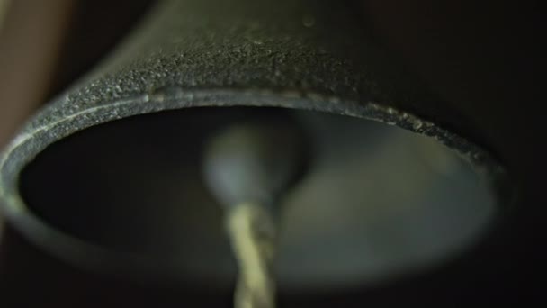 Колокол маленького металлического колокольчика. — стоковое видео