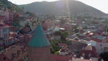 Eski şehir Tiflis, Georgia. Şehir merkezindeki hava görüntüsü.