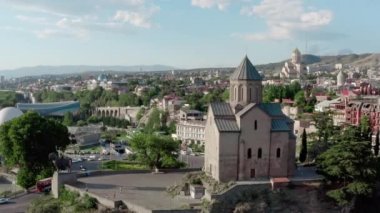 Tiflis, Gürcistan 'daki Kypa nehri yakınlarındaki Metekhi Kilisesi' nin hava manzarası.