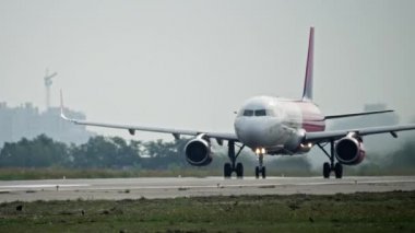 Uçak pistten kalkıyor..