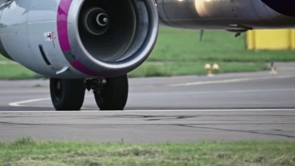 飛行機の車輪は空港の滑走路に行く. — ストック動画