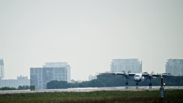 Samolot pasażerski ze śmigła ląduje na lotnisku miejskim. — Wideo stockowe