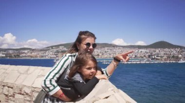 Genç anne ve küçük kız gözcülük yaparken cazibeye hayran kalıyorlar..