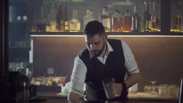 Der Barkeeper nimmt Eis für Cocktails. — Stockvideo