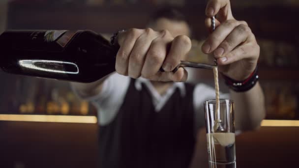 Il barista prepara un cocktail di sparo. — Video Stock