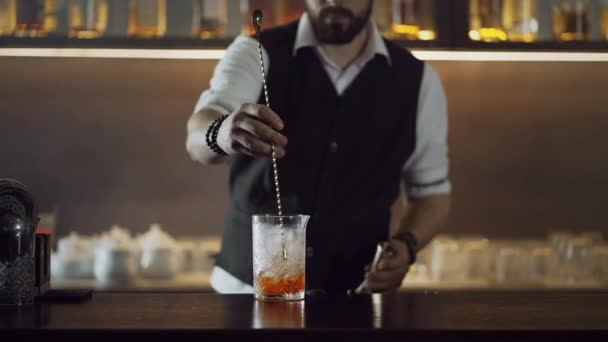 Ο μπάρμαν ετοιμάζει ένα κοκτέιλ στο μπαρ.. — Αρχείο Βίντεο