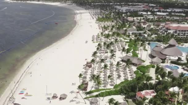 Plages de sable fin de luxe avec hôtels sur le rivage — Video