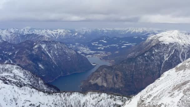 Letecký pohled na jezero Hallstatt Rakousko. — Stock video