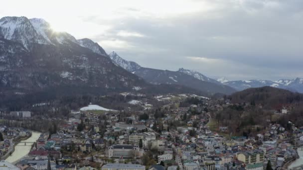 Vista aérea de una ciudad histórica en los Alpes austríacos. — Vídeo de stock