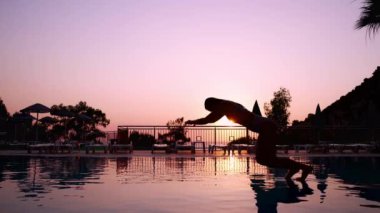 Gün batımında kız havuza atladı.. 