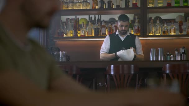 Barman w barze z klientem pije koktajl — Wideo stockowe