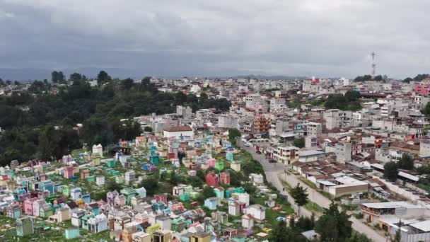Luchtfoto kleurrijke begraafplaats. Stadsgezicht Guatemala — Stockvideo